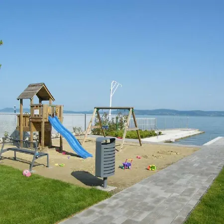 Lela Beach Apartman *